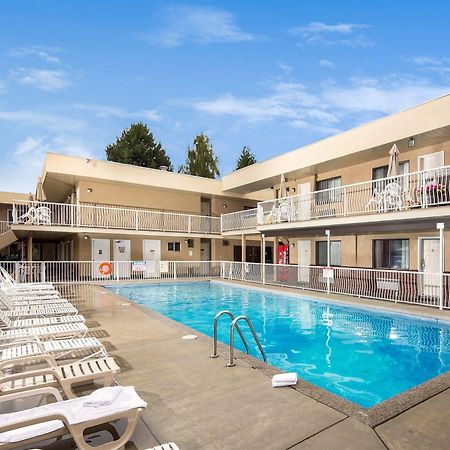 Siesta Suites Келоуна Экстерьер фото