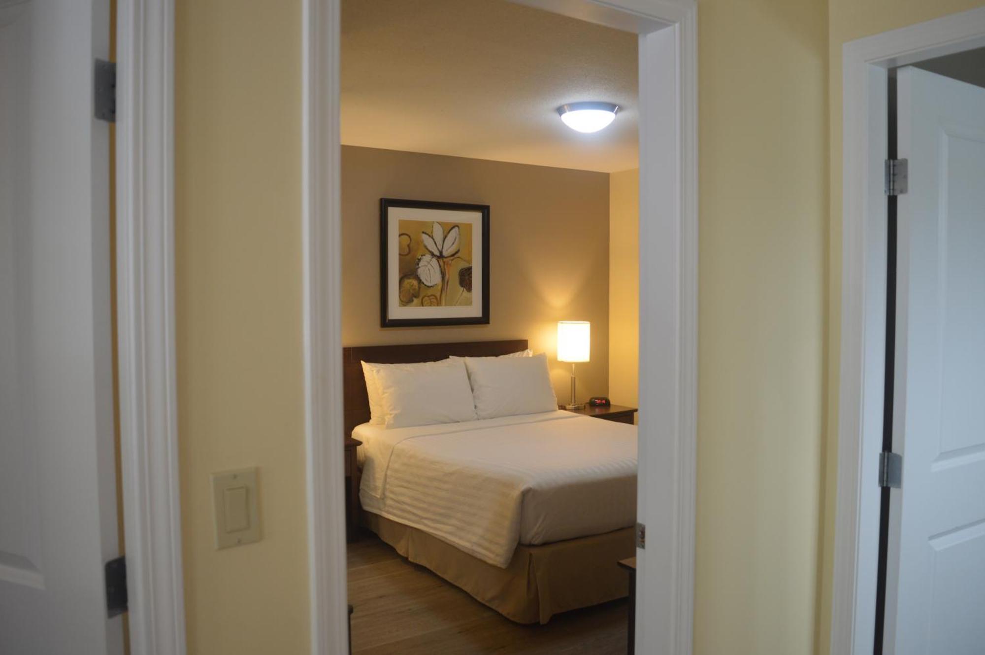 Siesta Suites Келоуна Экстерьер фото